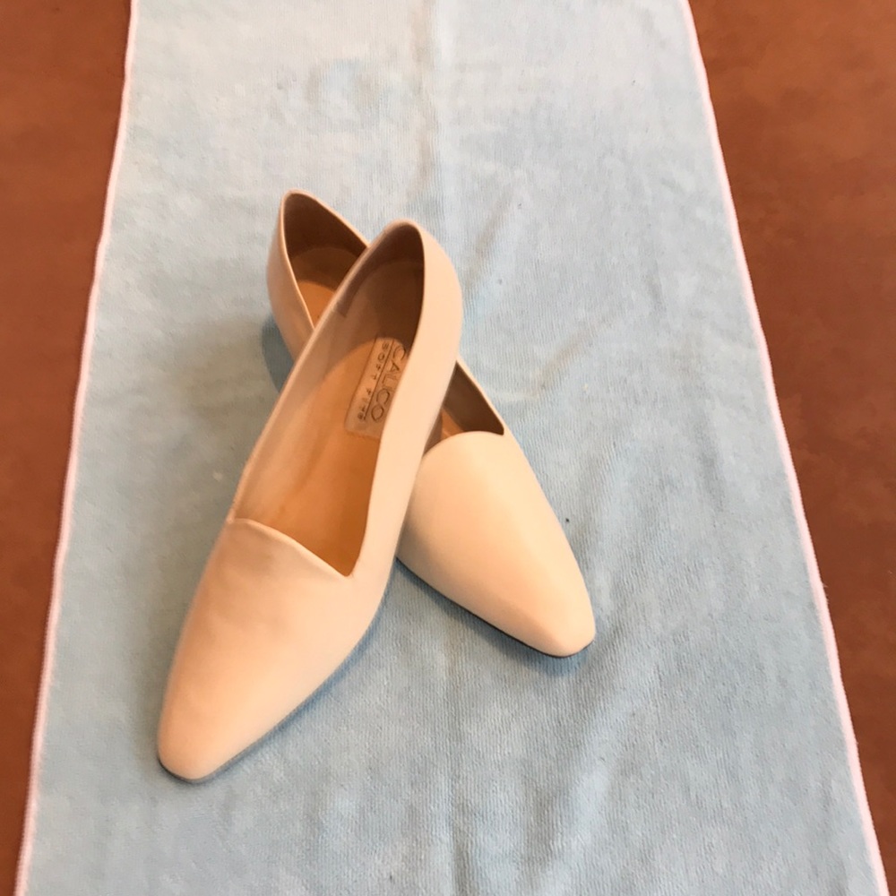 Beige tiny heel leather dress shoe. Never .